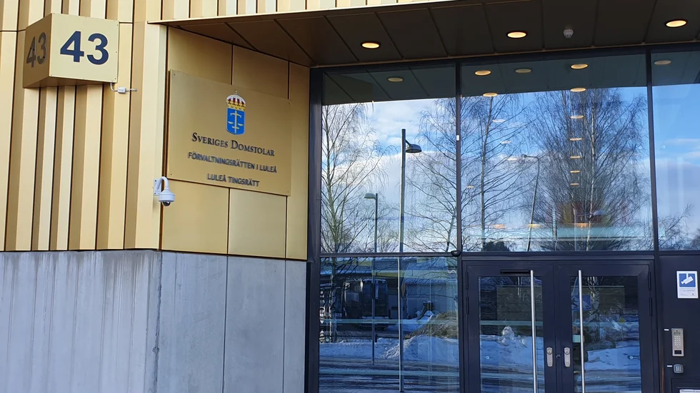Luleå tingsrätt häktade på fredagen den misstänkte mannen för två fall av narkotikabrott.