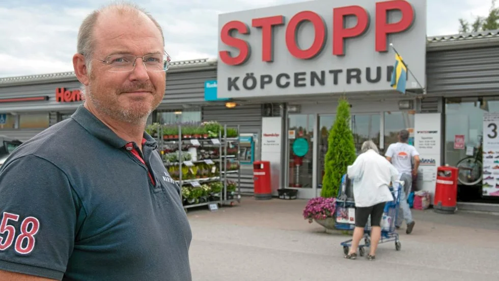 Johan Dengg äger Stoppgallerian i Gnesta, och vill bygga en padelhall på gräsytan intill.