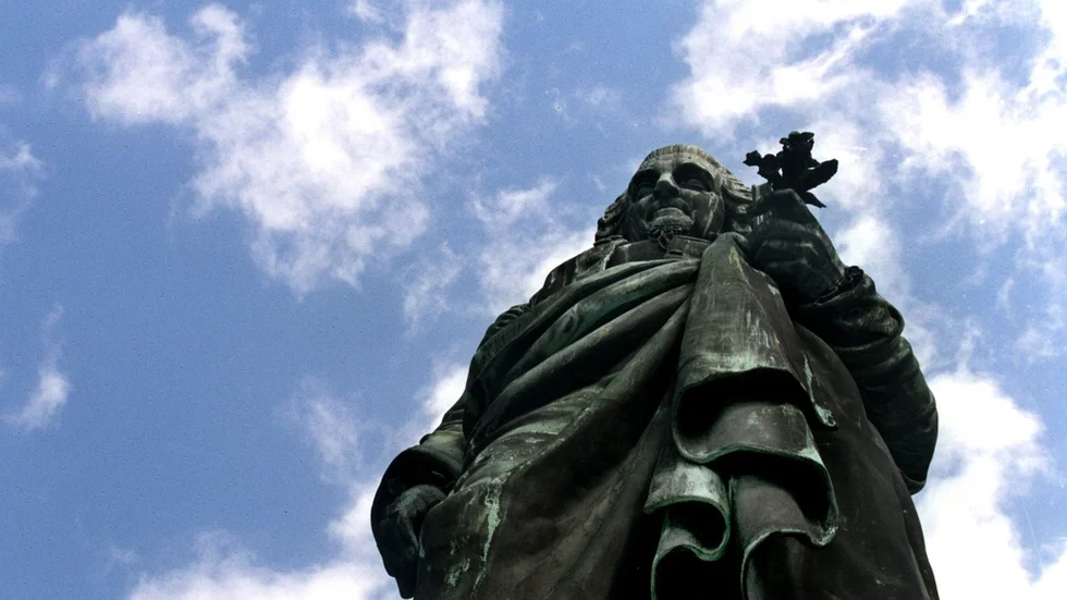 Carl von Linné står staty i Humlegården i Stockholm.