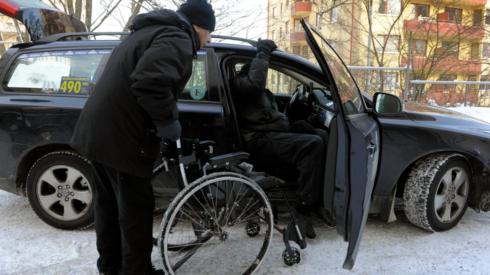 En färdtjänstpassagerare får hjälp med sin rullstol.
