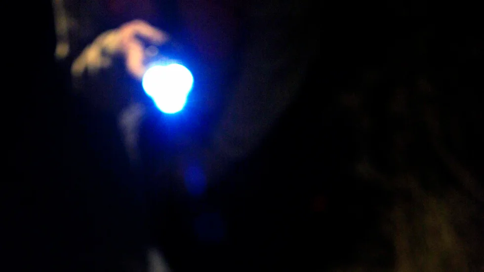 En man misstänks ha lyst in med en lampa genom fönstret på exfrun och hennes nye pojkvän när de låg i sängen och sov. (Bilden är tagen vid ett annat tillfälle)