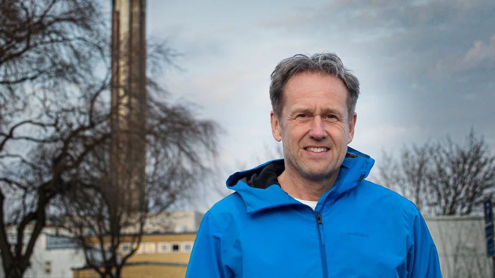 Svante Axelsson vid regeringsanknutna Fossilfritt Sverige är positiv till att elda skogsråvara för framställning av fjärrvärme. Men frågan är omdiskuterad ur klimatsynpunkt.