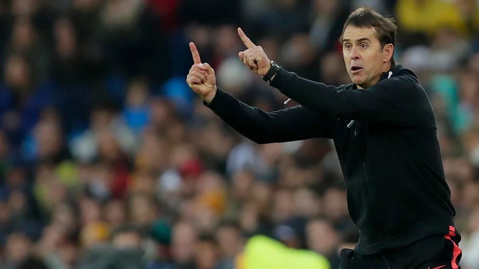 Sevillas tränare Julen Lopetegui får, likt spelarna, finna sig att lönen tillfälligt kapas med upp till 70 procent på grund av coronapandemin. Arkivbild