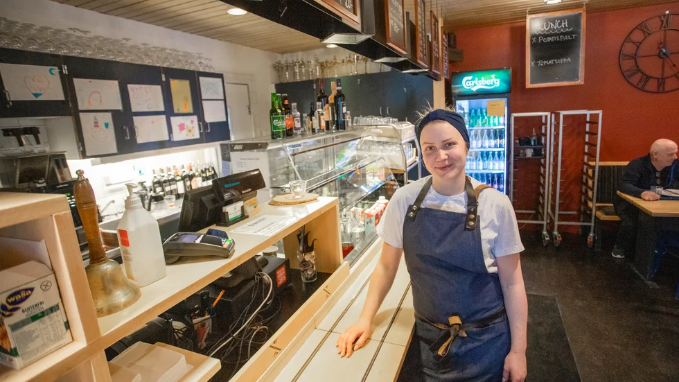 Victoria Johansson som driver restaurang Ájtte har fått hitta nya sätt att dra in pengar.