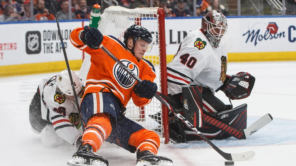 Edmontons Colby Cave, i orange tröja, i en match mot Chicago i februari i år. Arkivbild.