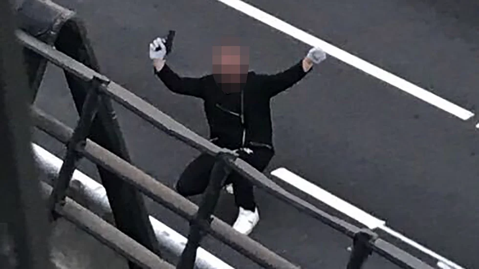 Efter två timmars arbete kunde polisen få kontroll på mannen.