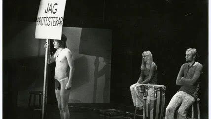 Föreställningsbild från Nationalteaterns föreställning "Lev hårt – dö ung" 1970. Pressbild.
