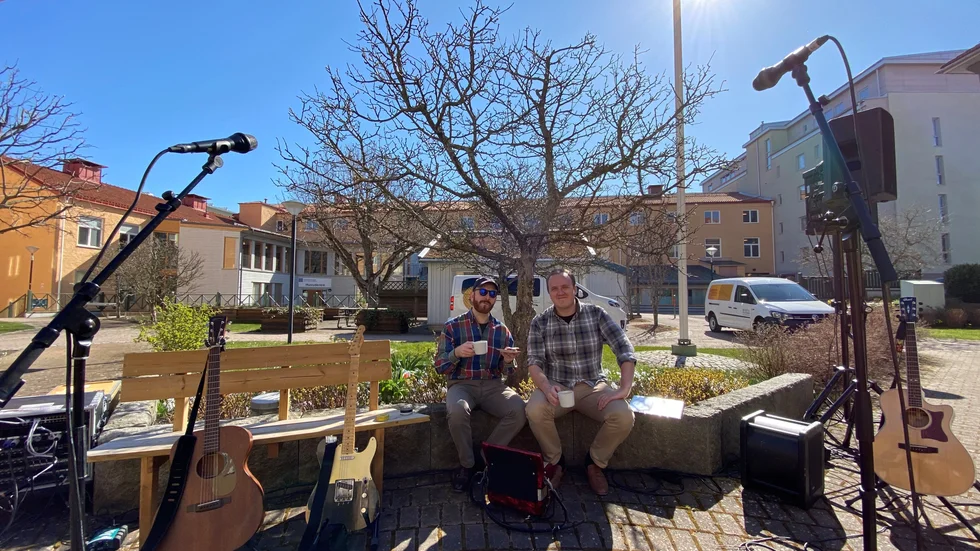 Musikern Axel Tegnered och skådespelaren Martin Waerme precis innan måndagens omtyckta framträdande för de äldre på ett boende i Linköping. 