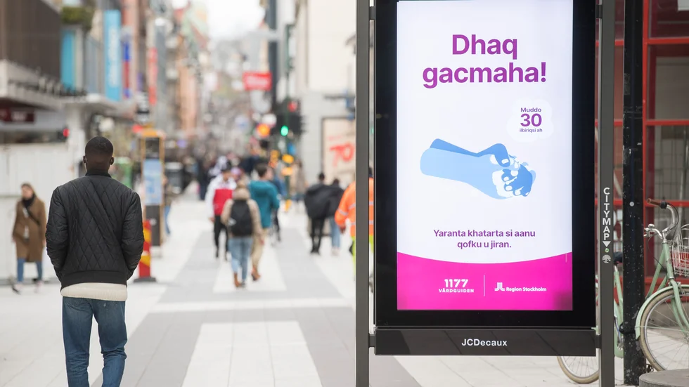 Här sprids coronainformation på somaliska på Drottninggatan i Stockholm. Kommande vecka kan bland annat somalisktalande få information om coronaviruset av Region Sörmlands hälsoinformatörer på olika platser i Strängnäs kommun.