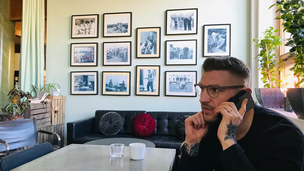 Härinne i ABF:s lokaler i Eskilstuna spelades det inledande filmklippet med coronahostande ungdomar, in. Efter det har ABF-chefen Fredrik Pettersson, som var ovetande, blivit mordhotad.