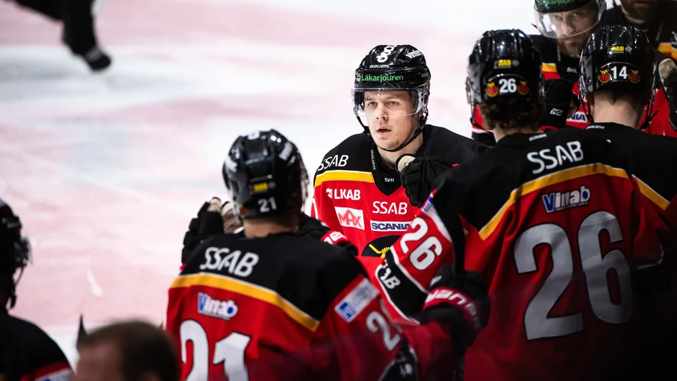 "Det känns bra att vi har en lösning klar om han inte tar en plats i Pittsburgh. Han gjorde det bra efter skadan och var en av våra bästa forwards på slutet", säger Luleå Hockeys sportchef Stefan Nilsson.