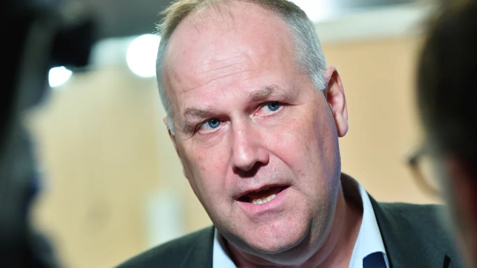 Vänsterpartiet är berett att ge regeringen utökade maktbefogenheter, men inte om rundar riksdagen. På bilden partiledare Jonas Sjöstedt. Arkivbild