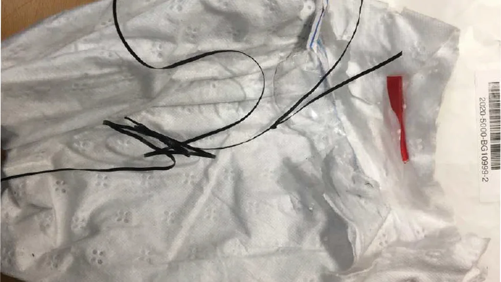 Beslagtagen dammsugarpåse som modifierats för att passa i byxorna.