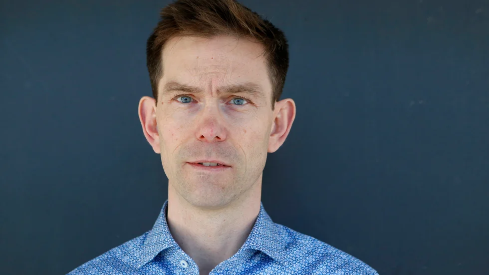 Magnus Sävenhed växte upp i Hjulsbro och gick på gymnasiet på Berzeliusskolan. Mellan 1994 - 1997 läste han teknisk biologi på Linköpings universitet.