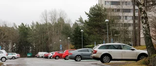 Låg utslagen på gatan – sen attackerade han ambulanspersonal