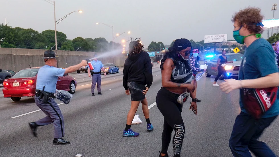 Polis använder pepparsprej för att skingra demonstranter i Atlanta efter dödsskjutningen av Rayshard Brooks.