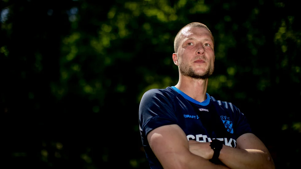 Jakob Johansson har stort tryck på sig inför comebacken i IFK Göteborg. Men efter knäskadorna skyndar han långsamt med sina egna förväntningar. "Får jag vara med på planen och kan börja känna igen mig själv lite där ute, då tror jag att prestationen kommer också", säger han.