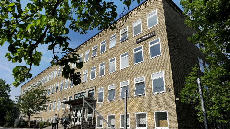 Enformig. Numera är offentliga byggnader, som skolor, sällan vackra.  