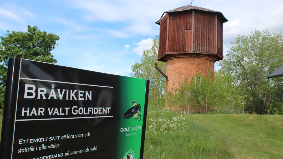 Det rivningshotade gamla vattentornet hos Bråvikens golfklubb.