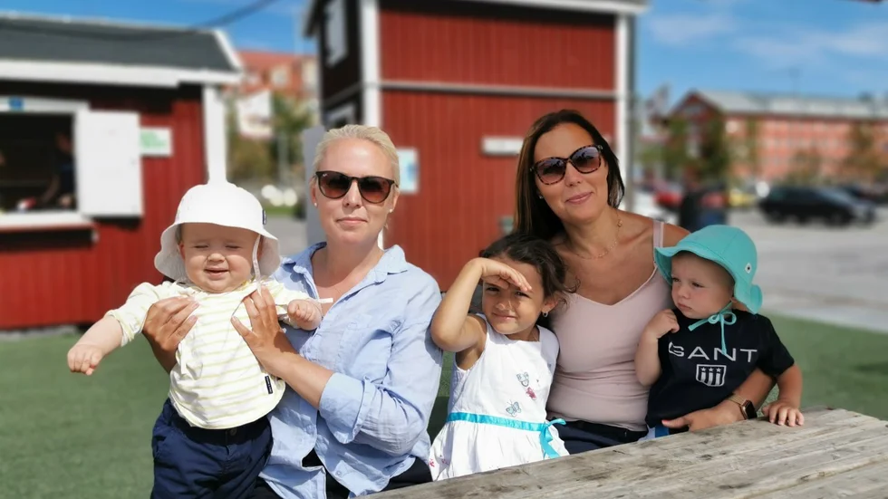 Kompisarna Madelene Jensen och Maria Harmouche är här med sina barn för att njuta av en härlig dag i sommarvärmen. 