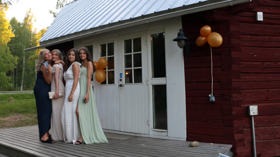 Filippa Öberg, Agnes Kjellberg, Elin Nordlund  och Meja Jonsson ordnade en egen mini-bal i Norrstrandslogen. "Vi har verkigen planerat för att respektera restriktionerna som finns och försökt tänka på allt", säger de.
