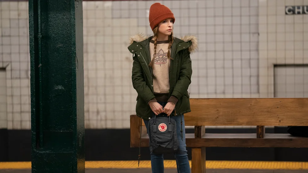 Darby (Anna Kendrick) är lite vilsen i tillvaron i början av "Love life". Pressbild.