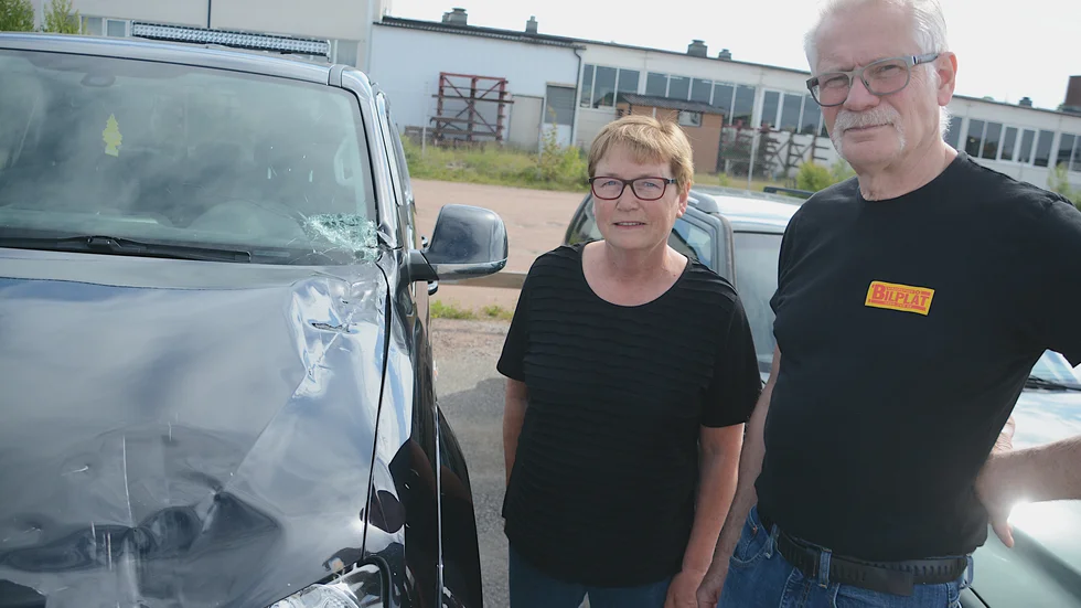 "Det här kan bli en av de sista bnilar vi tar oss an" säger Christina och Lars Nilsson som beslutat att lägga ner Vimmerby Bilplåt.