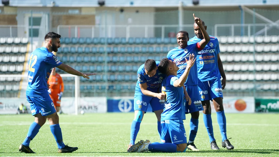 Proppen ur och tennissiffror när Linköping City fick jubla sex gånger om i segern mot FK Karlskrona. 