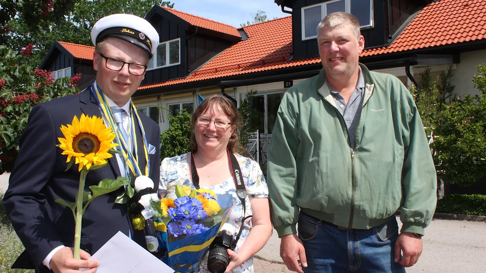 Lukas Karlsson från Vimmerby gratulerades till studenten av mamma Maria och pappa Johan. 