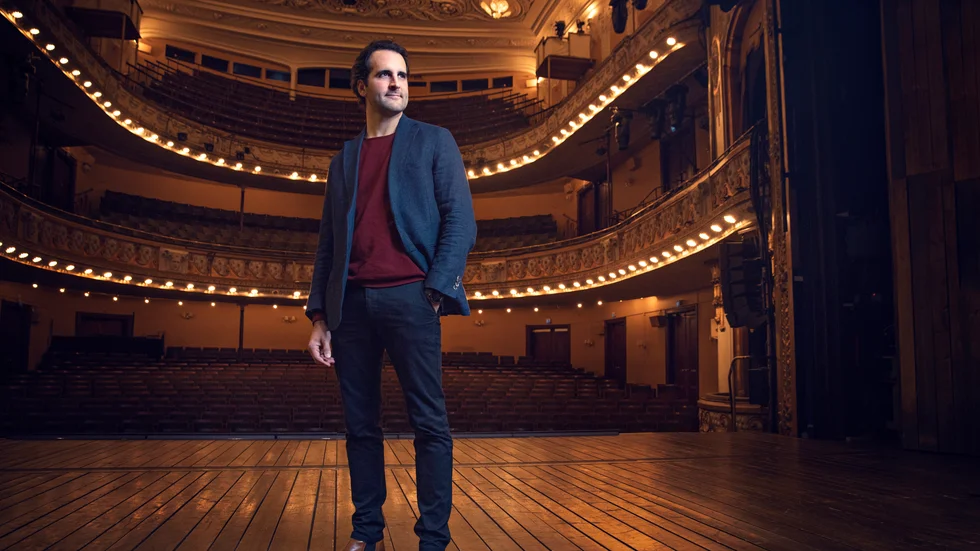 Philip Jalmelid återvänder till musikalscenen efter ett drygt två år långt uppehåll. 