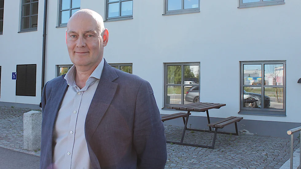 Lars-Åke Ohlén vid kontorshotellet i Tannefors där det finns plats för ytterligare några mindre företag.