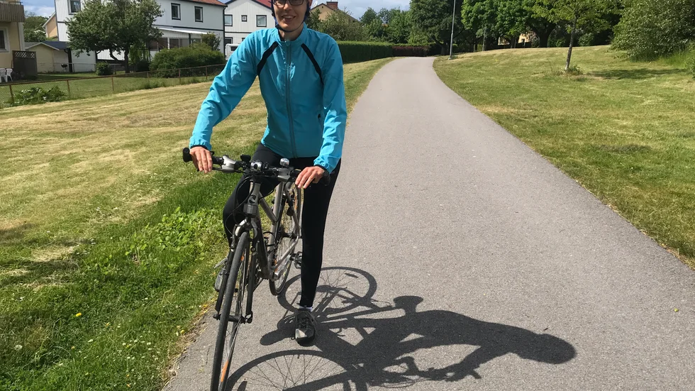 Inget vanligt Tjejvättern på nationaldagen, men en bit cyklade Motalatjejen Sara Nobrant, här på Mossen. Min Tjejvättern gör hon i tre etapper under den annorlunda cykelfesten som är i år.