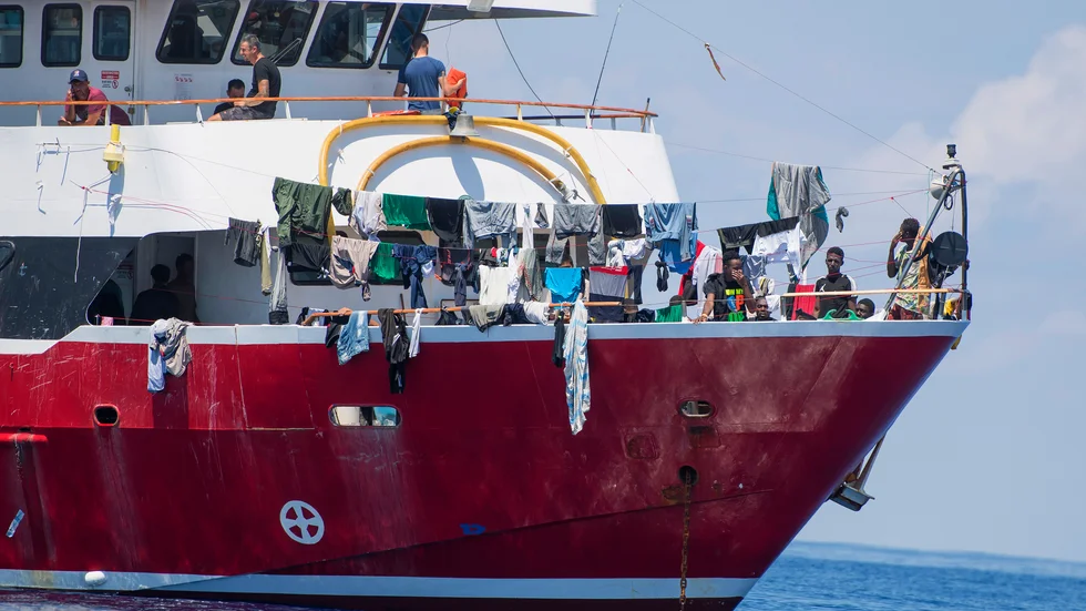 En av turistbåtarna utanför Malta den 2 juni i år. På båtar som denna hålls flyktingar under långa perioder medan de nekas att gå i land på önationen, som fått ta emot kritik för sin strategi.