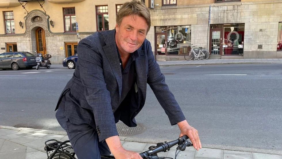 Thomas Bodström, advokaten och förre justitieministern, cyklar Min Vätternrundan och släpper en bok ihop med Lana Brunell som utspelar sig under cykelloppet.