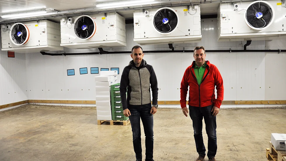 Juan Handal och Andreas Renberg står i kylrummet. Bakom dem syns de nya frysförångarna. " Investeringen somm gjorts har kostat sju miljoner, säger Andreas Renberg, vd i Svantes Vilt& Bär.