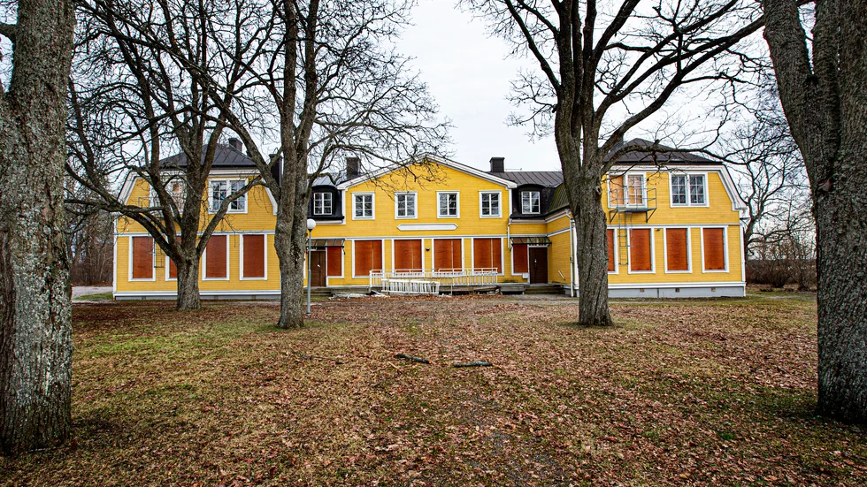Kommunens planer innebär att Vaksala kyrkskola rivs och ersätts med en ny byggnad. Länsstyrelsen kan komma att stoppa planerna. 