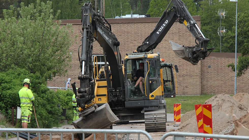 En grävmaskin i varje gathörn. Ja nära på, arbetet med att sanera de gamla vatten- och avloppsledningarna är intensivt just nu. Och det behövs, 20 procent läcker ut på vägen till konsument.