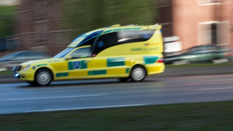 Mannen fördes med ambulans till sjukhus men avled senare. Arkivbild.