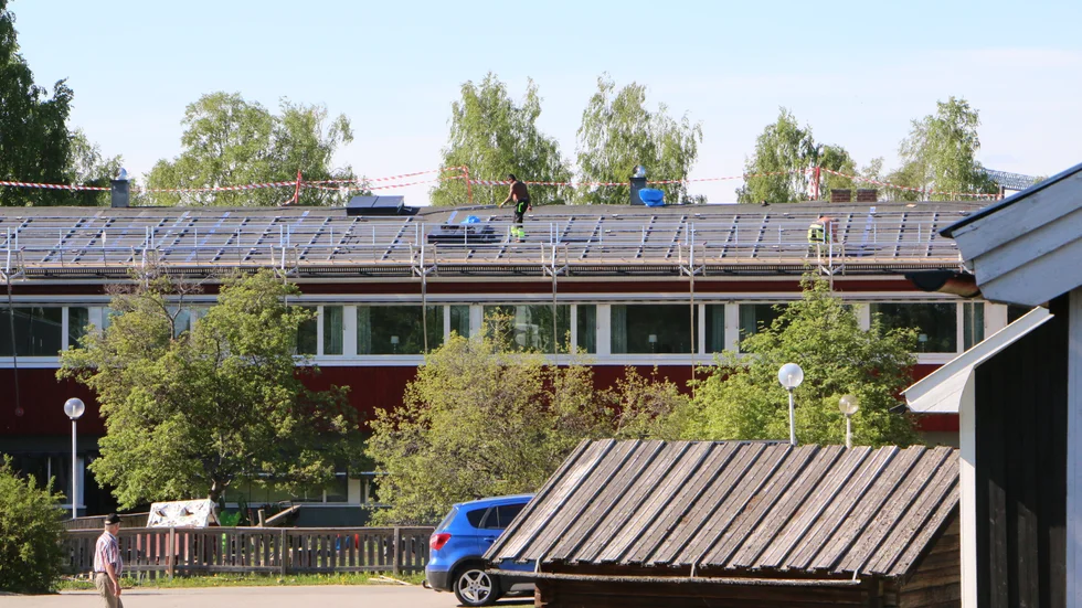 Hela Margretelunds tak är avspärrat med snitselband och en och annan hantverkare syns på taket. Alla solcellerna ska bytas ut, så även kablaget.