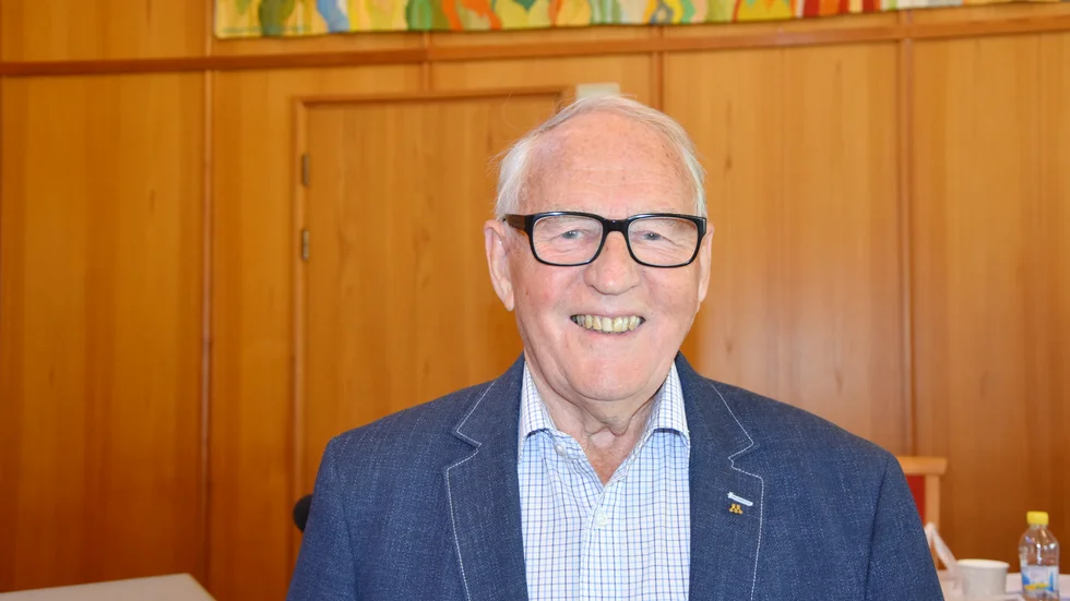 "Jag skulle kunna ta till vilka kraftord, som helst, men det ska jag inte göra", säger Olle Lindström (M).