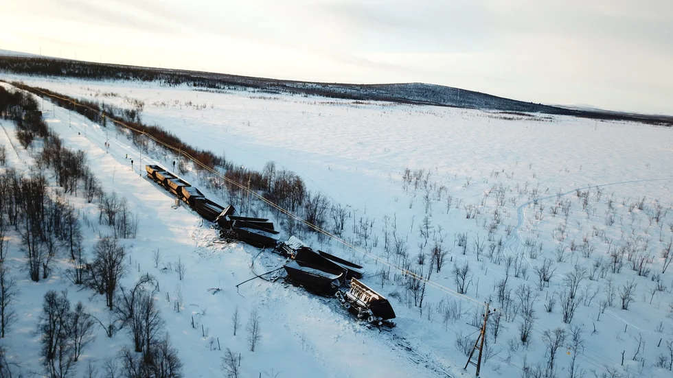 En drönarbild från Trafikverket visar omfattningen av urspårningen i Gäddmyr, mellan Kiruna och Gällivare.