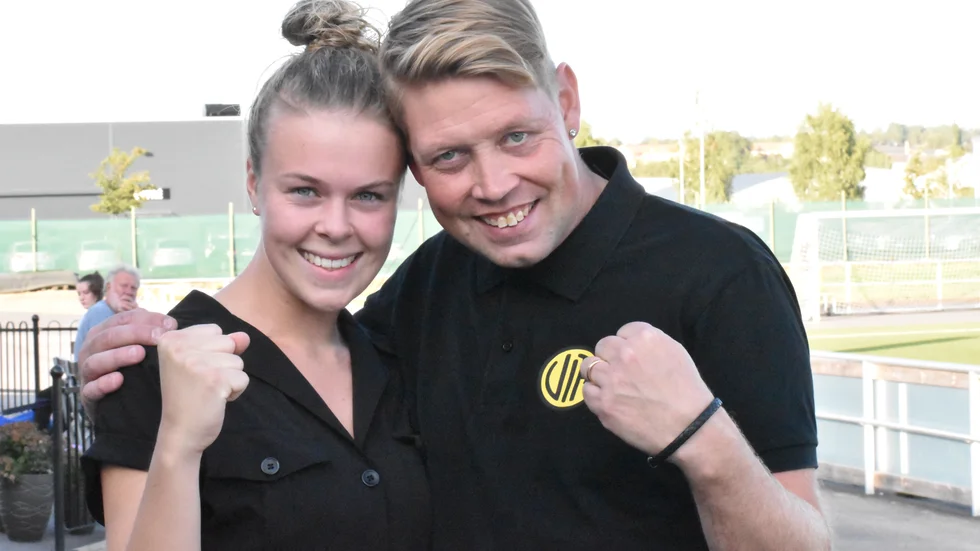 Mikael Rinaldo tillsammans med lagkaptenen för Vimmerby IF, Malin Söderlund.