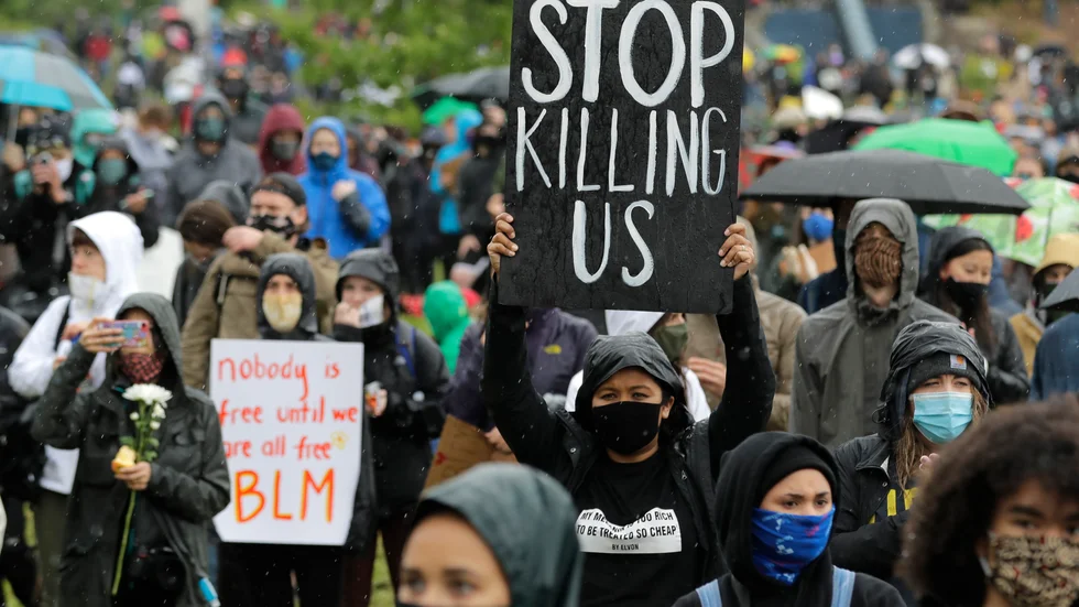 En demonstration mot ordningsmaktens övervåld mot svarta i Seattle i USA.