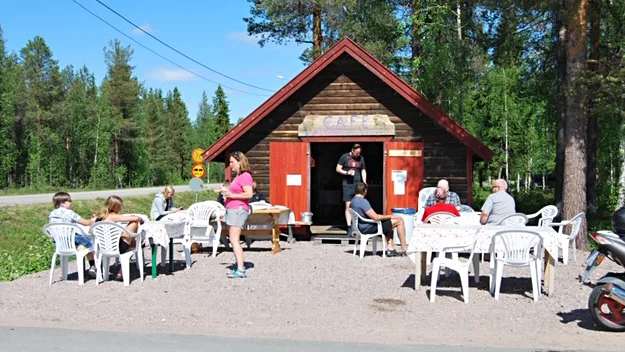 Säkert sommartecken: Caféet i Anttis är öppet.
