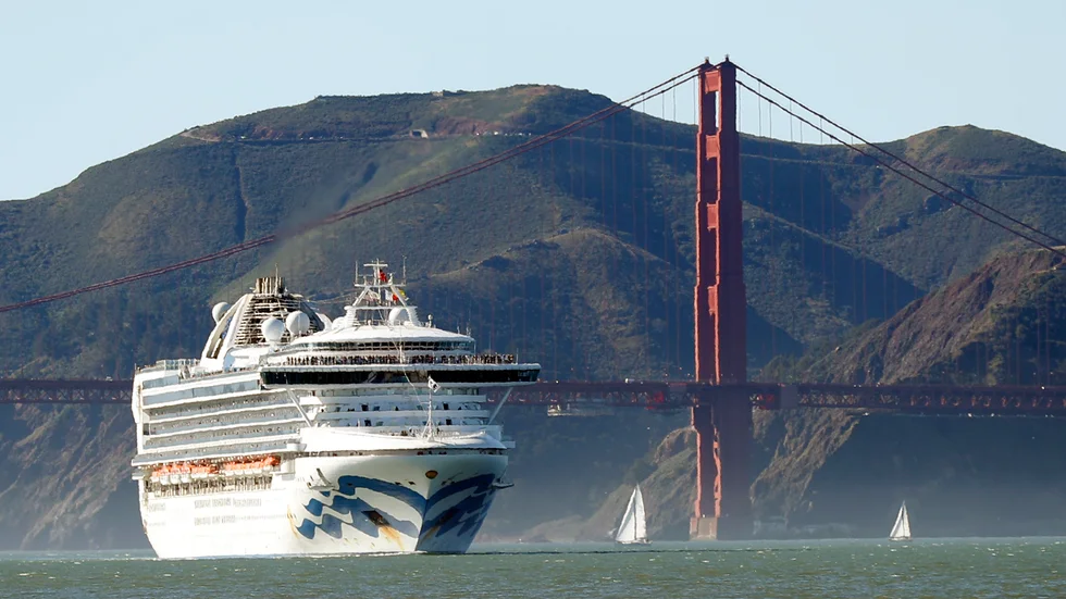 Kryssningsfartyget Grand Princess utanför Golden Gate-bron i San Francisco. Arkivbild.