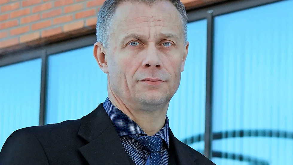 Anders Bergström, skolchef vid Skellefteå kommun, ska inte leda översynen av sin egen förvaltning. Det meddelar Skellefteå kommun i en rättelse.
