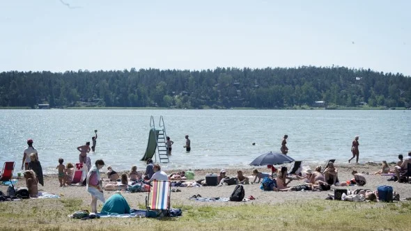 I år har toaletterna och duscharna i servicehusen på Trosa havsbad och camping var gratis för allmänheten. Campinggäster är kritiska och menar att badgäster skräpar ner. 