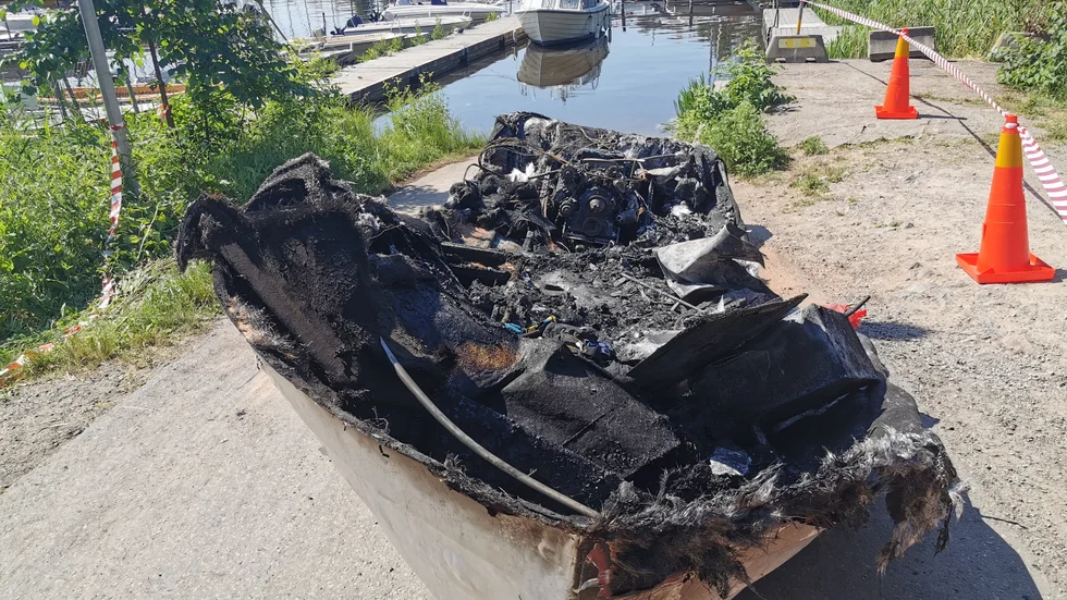Båten lades i via rampen alldeles intill segelklubbens hamn i Skarholmen.