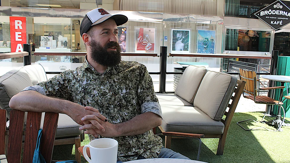 Här på Brödernas kafé i centrala Norrköping brukar Johan Pettersson skriva sina texter, både till teater och musik. Nu kommer ett nytt album, "For peace and quiet".