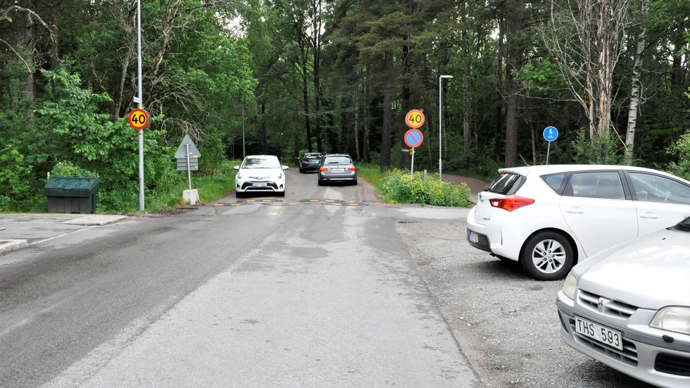 Här på Rosendalsvägen ska genomfartstrafiken stoppas,  men vem kontrollerar att förbudet efterlevs, skriver Lars Östensson.